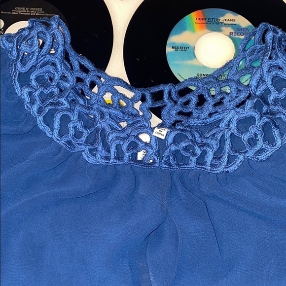 Robbi & Nikki blue crochet trim flutter sleeve top lightweight summer Flowy - Picture 10 of 10